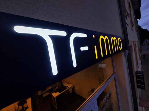 tôle tablette à bords pliés